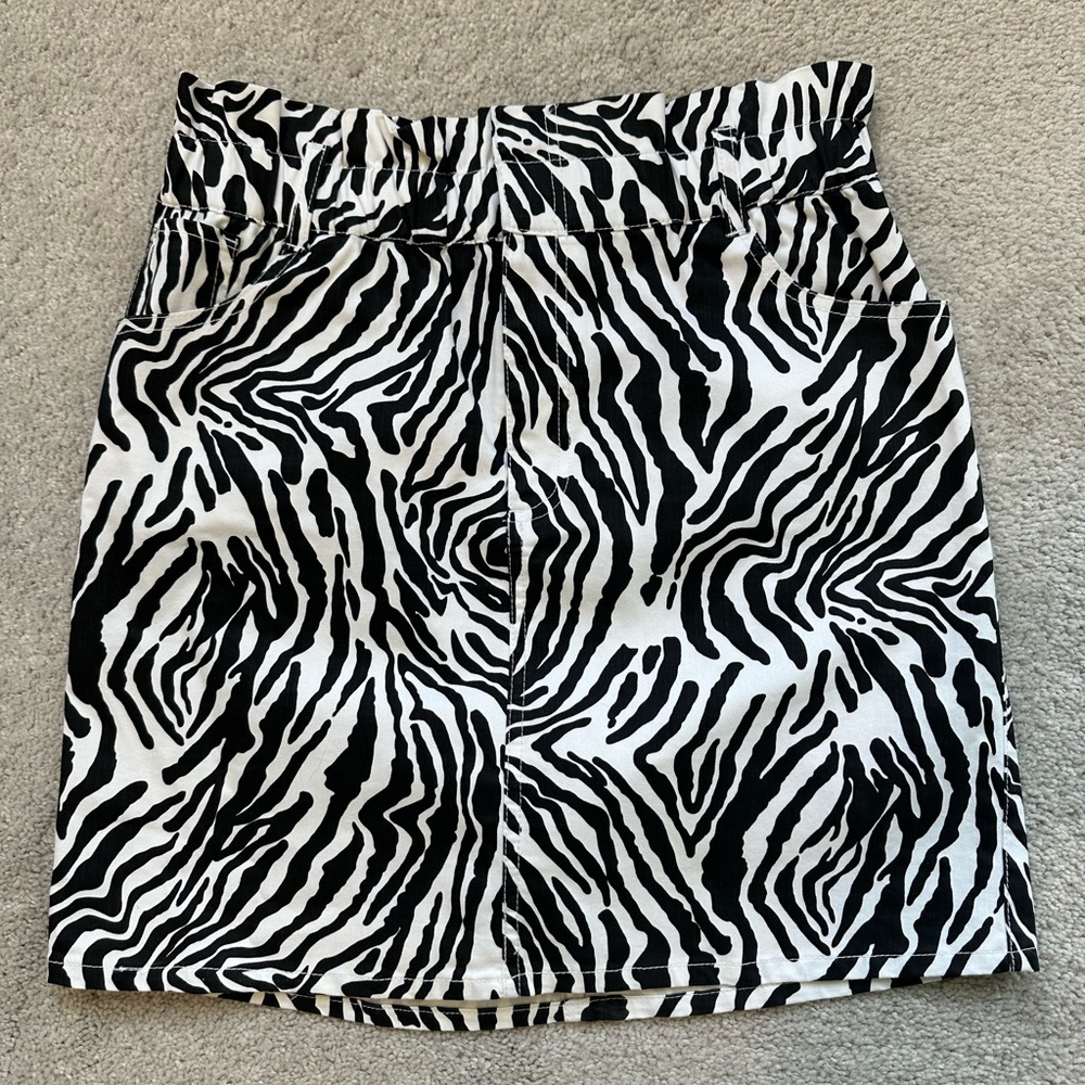 BRAND NEW Black and White Mini Skirt